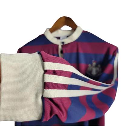 https://cdn.shopify.com/s/files/1/0826/7228/8075/files/19951996-newcastle-utd-away-retro-kit-long-sleeve-classickits433-303964.webp?v=1741197849