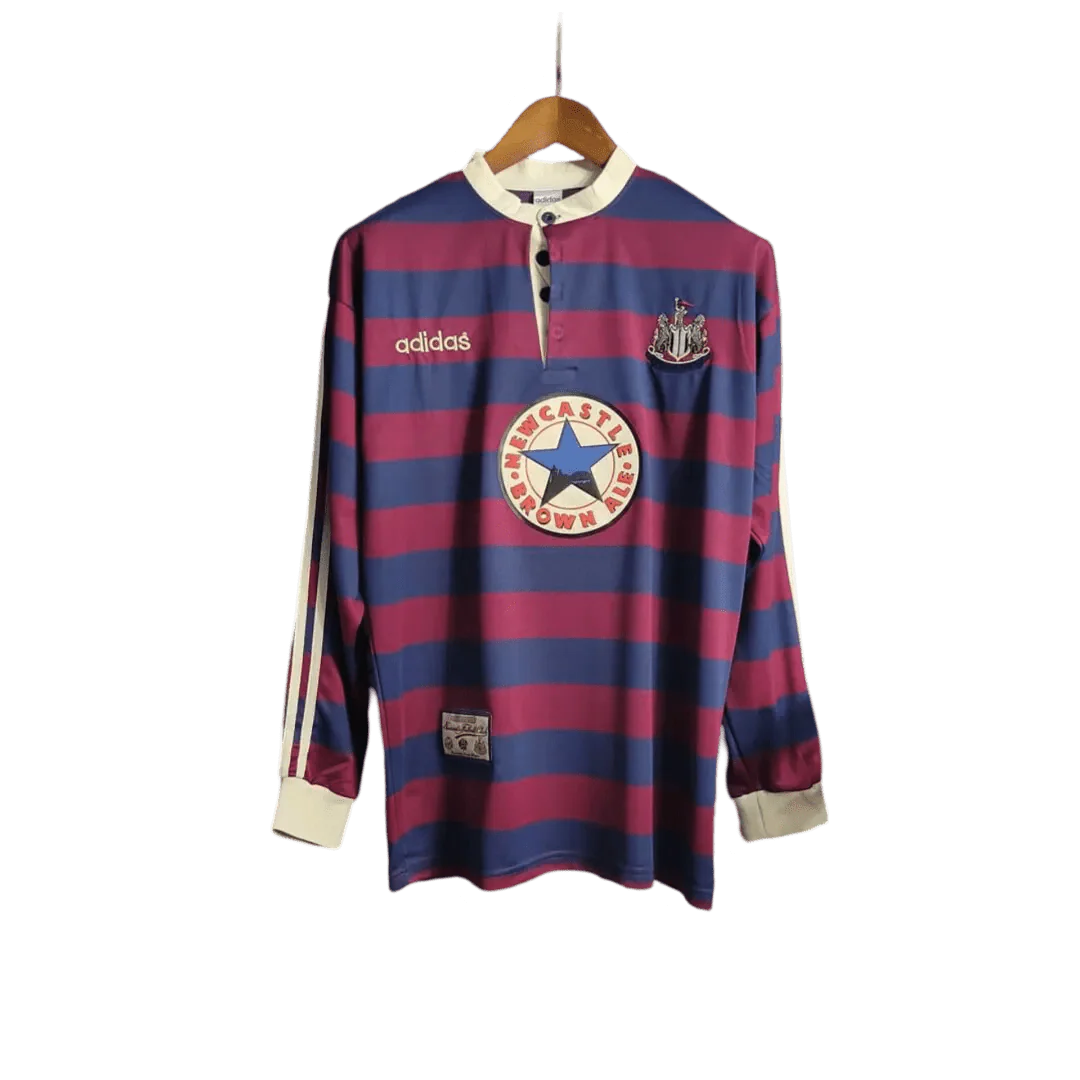 https://cdn.shopify.com/s/files/1/0826/7228/8075/files/19951996-newcastle-utd-away-retro-kit-long-sleeve-classickits433-502106.webp?v=1741197845