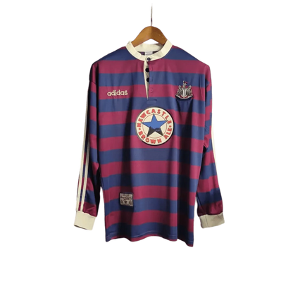https://cdn.shopify.com/s/files/1/0826/7228/8075/files/19951996-newcastle-utd-away-retro-kit-long-sleeve-classickits433-502106.webp?v=1741197845