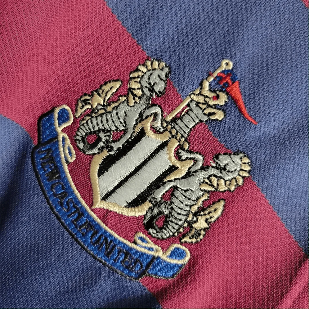 https://cdn.shopify.com/s/files/1/0826/7228/8075/files/19951996-newcastle-utd-away-retro-kit-long-sleeve-classickits433-713952.webp?v=1741197845