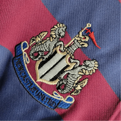 https://cdn.shopify.com/s/files/1/0826/7228/8075/files/19951996-newcastle-utd-away-retro-kit-long-sleeve-classickits433-713952.webp?v=1741197845