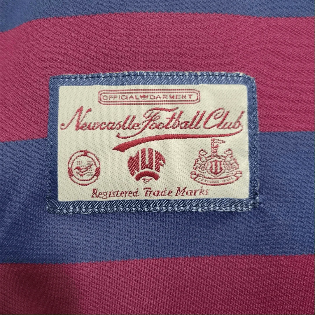 https://cdn.shopify.com/s/files/1/0826/7228/8075/files/19951996-newcastle-utd-away-retro-kit-long-sleeve-classickits433-840724.webp?v=1741197847