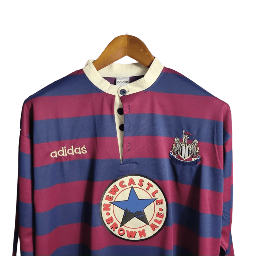 https://cdn.shopify.com/s/files/1/0826/7228/8075/files/19951996-newcastle-utd-away-retro-kit-long-sleeve-classickits433-946482.webp?v=1741197848
