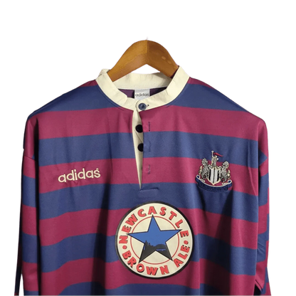 https://cdn.shopify.com/s/files/1/0826/7228/8075/files/19951996-newcastle-utd-away-retro-kit-long-sleeve-classickits433-946482.webp?v=1741197848