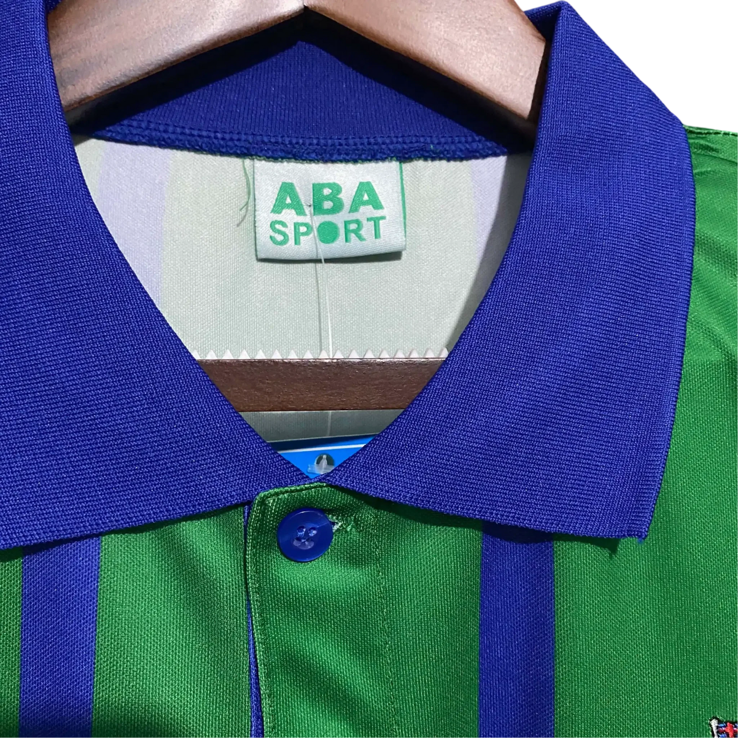 https://cdn.shopify.com/s/files/1/0826/7228/8075/files/19951996-newcastle-utd-mcewans-away-retro-kit-classickits433-879811.webp?v=1741199159