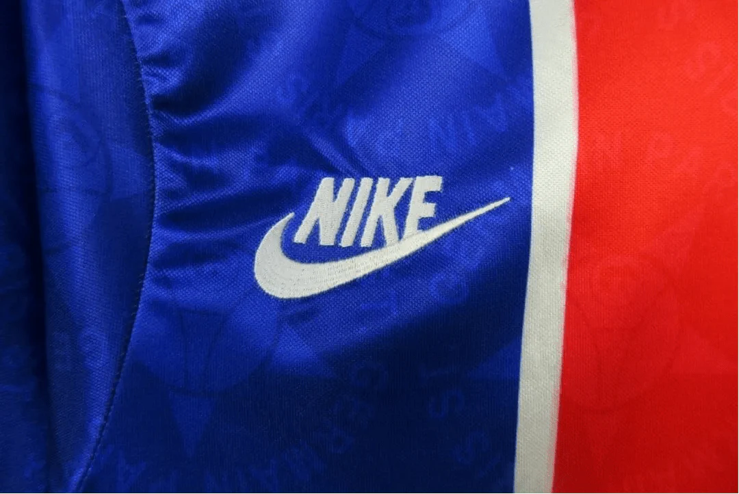 https://cdn.shopify.com/s/files/1/0826/7228/8075/files/19951996-paris-saint-germain-opel-home-retro-jersey-641340.webp?v=1741198002