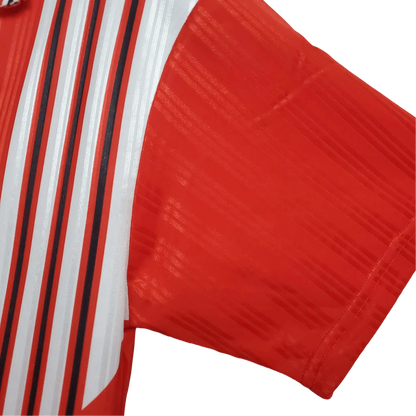 https://cdn.shopify.com/s/files/1/0826/7228/8075/files/19951996-river-plate-quilmes-away-retro-jersey-309534.webp?v=1741197181