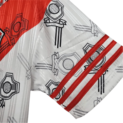 https://cdn.shopify.com/s/files/1/0826/7228/8075/files/19951996-river-plate-quilmes-home-retro-jersey-546281.webp?v=1741197181