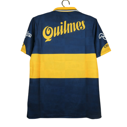 https://cdn.shopify.com/s/files/1/0826/7228/8075/files/19951997-boca-juniors-quilmes-home-retro-jersey-957889.webp?v=1741197185