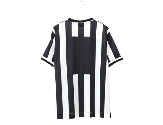 https://cdn.shopify.com/s/files/1/0826/7228/8075/files/19951997-juventus-sony-home-retro-jersey-606987.webp?v=1741198777