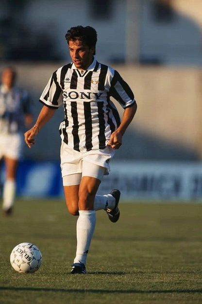 https://cdn.shopify.com/s/files/1/0826/7228/8075/files/19951997-juventus-sony-home-retro-jersey-832772.webp?v=1741198775