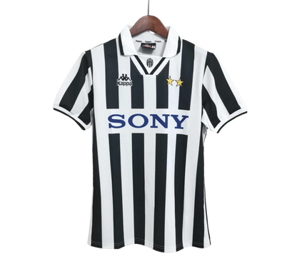 https://cdn.shopify.com/s/files/1/0826/7228/8075/files/19951997-juventus-sony-home-retro-jersey-902026.webp?v=1741198778