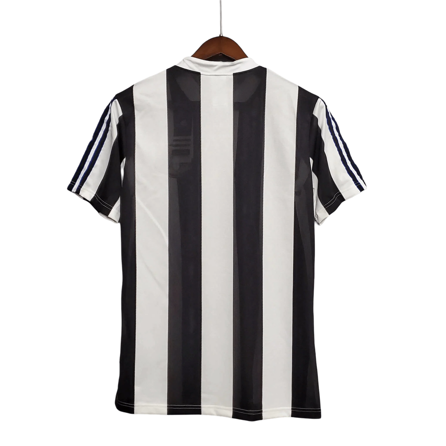 https://cdn.shopify.com/s/files/1/0826/7228/8075/files/19951997-newcastle-utd-home-retro-kit-classickits433-144560.webp?v=1741199175
