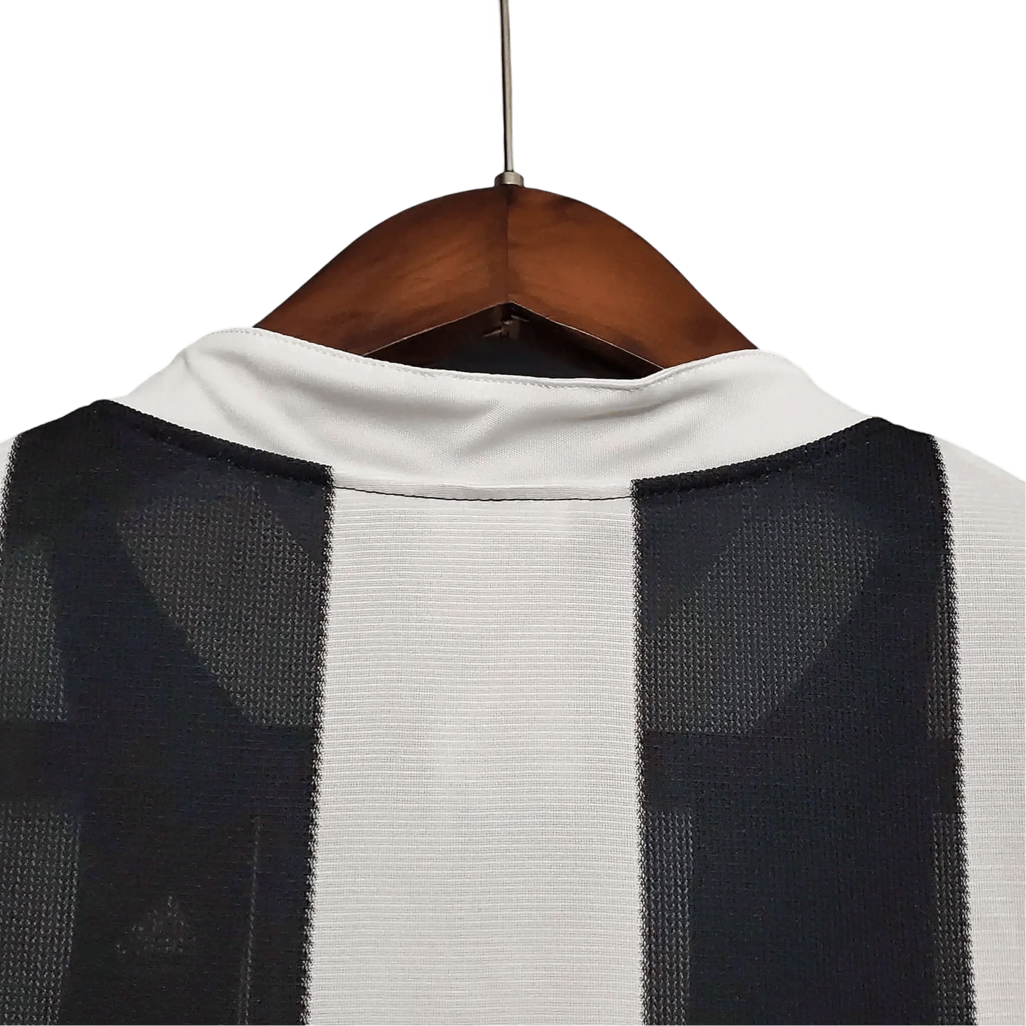 https://cdn.shopify.com/s/files/1/0826/7228/8075/files/19951997-newcastle-utd-home-retro-kit-classickits433-172312.webp?v=1741199177