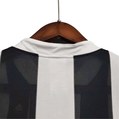 https://cdn.shopify.com/s/files/1/0826/7228/8075/files/19951997-newcastle-utd-home-retro-kit-classickits433-172312.webp?v=1741199177