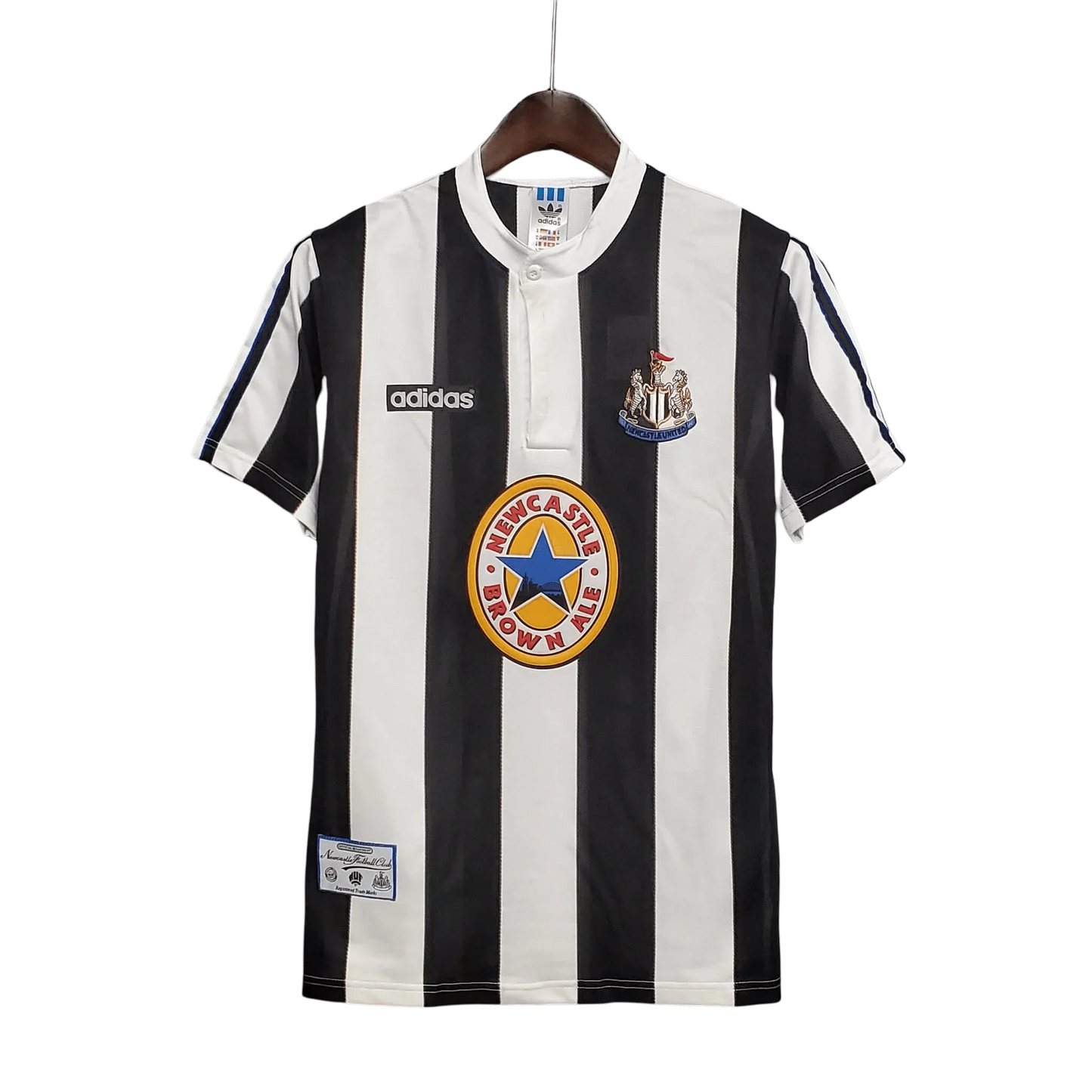 https://cdn.shopify.com/s/files/1/0826/7228/8075/files/19951997-newcastle-utd-home-retro-kit-classickits433-399543.webp?v=1741199176