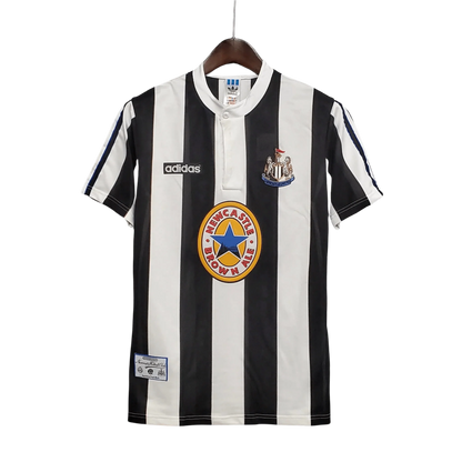 https://cdn.shopify.com/s/files/1/0826/7228/8075/files/19951997-newcastle-utd-home-retro-kit-classickits433-399543.webp?v=1741199176