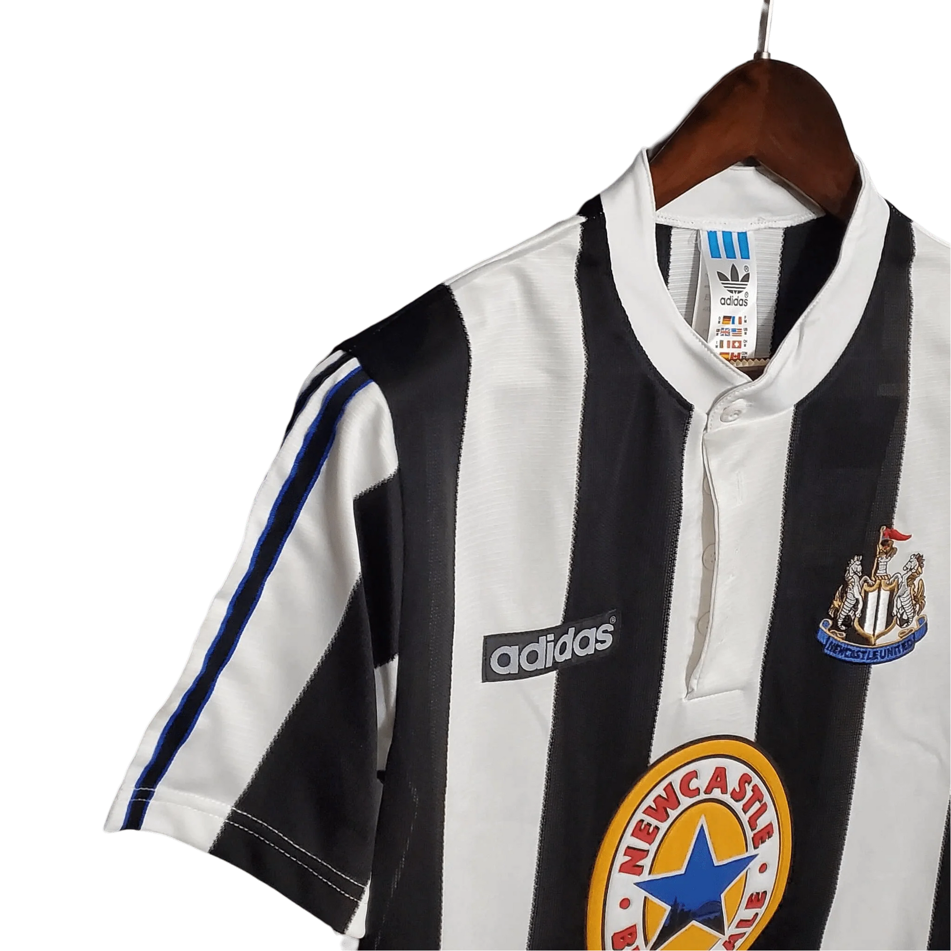 https://cdn.shopify.com/s/files/1/0826/7228/8075/files/19951997-newcastle-utd-home-retro-kit-classickits433-445368.webp?v=1741199176