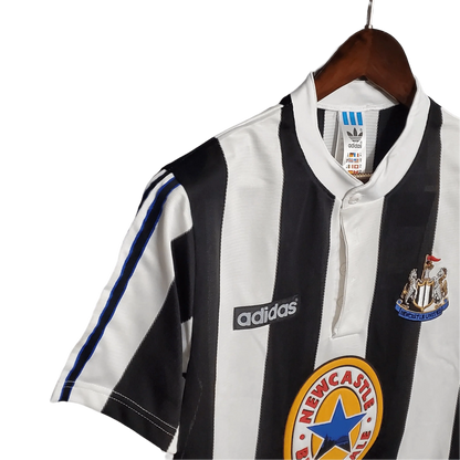 https://cdn.shopify.com/s/files/1/0826/7228/8075/files/19951997-newcastle-utd-home-retro-kit-classickits433-445368.webp?v=1741199176