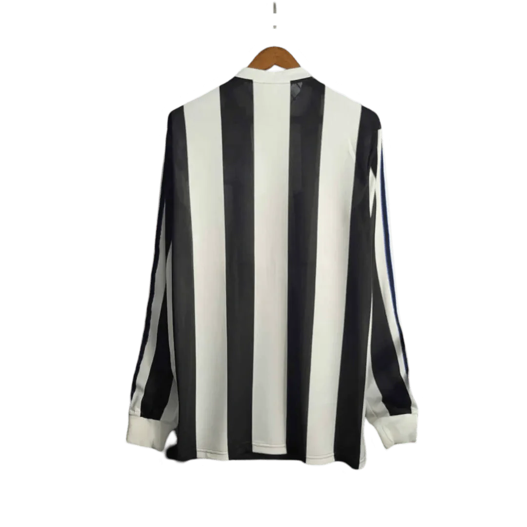 https://cdn.shopify.com/s/files/1/0826/7228/8075/files/19951997-newcastle-utd-home-retro-kit-long-sleeve-classickits433-106427.webp?v=1741197835