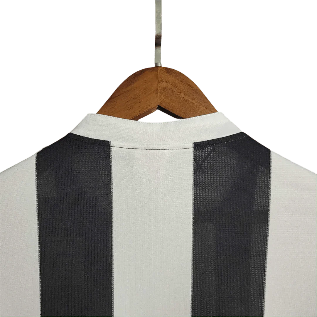 https://cdn.shopify.com/s/files/1/0826/7228/8075/files/19951997-newcastle-utd-home-retro-kit-long-sleeve-classickits433-135559.webp?v=1741197836