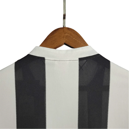 https://cdn.shopify.com/s/files/1/0826/7228/8075/files/19951997-newcastle-utd-home-retro-kit-long-sleeve-classickits433-135559.webp?v=1741197836