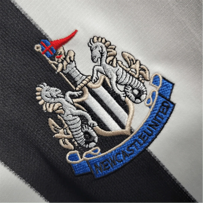 https://cdn.shopify.com/s/files/1/0826/7228/8075/files/19951997-newcastle-utd-home-retro-kit-long-sleeve-classickits433-334013.webp?v=1741197835