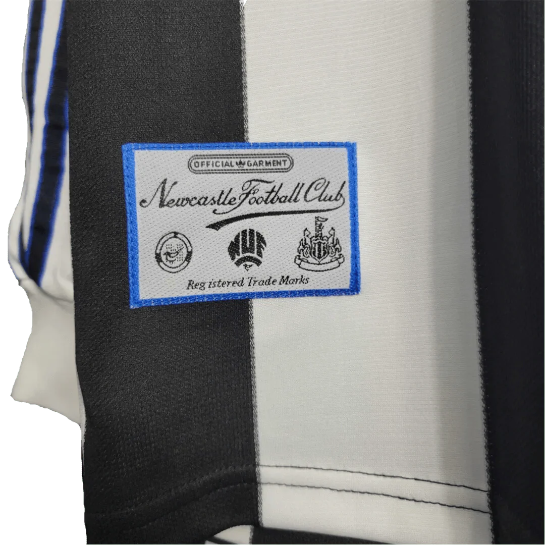 https://cdn.shopify.com/s/files/1/0826/7228/8075/files/19951997-newcastle-utd-home-retro-kit-long-sleeve-classickits433-397096.webp?v=1741197835