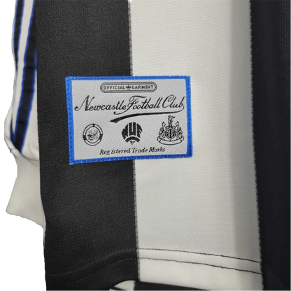 https://cdn.shopify.com/s/files/1/0826/7228/8075/files/19951997-newcastle-utd-home-retro-kit-long-sleeve-classickits433-397096.webp?v=1741197835