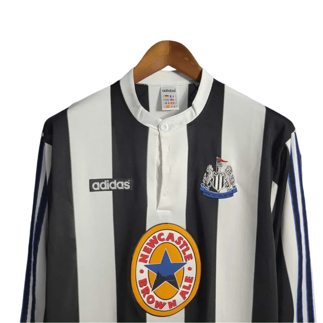 https://cdn.shopify.com/s/files/1/0826/7228/8075/files/19951997-newcastle-utd-home-retro-kit-long-sleeve-classickits433-668931.webp?v=1741197833