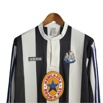 https://cdn.shopify.com/s/files/1/0826/7228/8075/files/19951997-newcastle-utd-home-retro-kit-long-sleeve-classickits433-668931.webp?v=1741197833