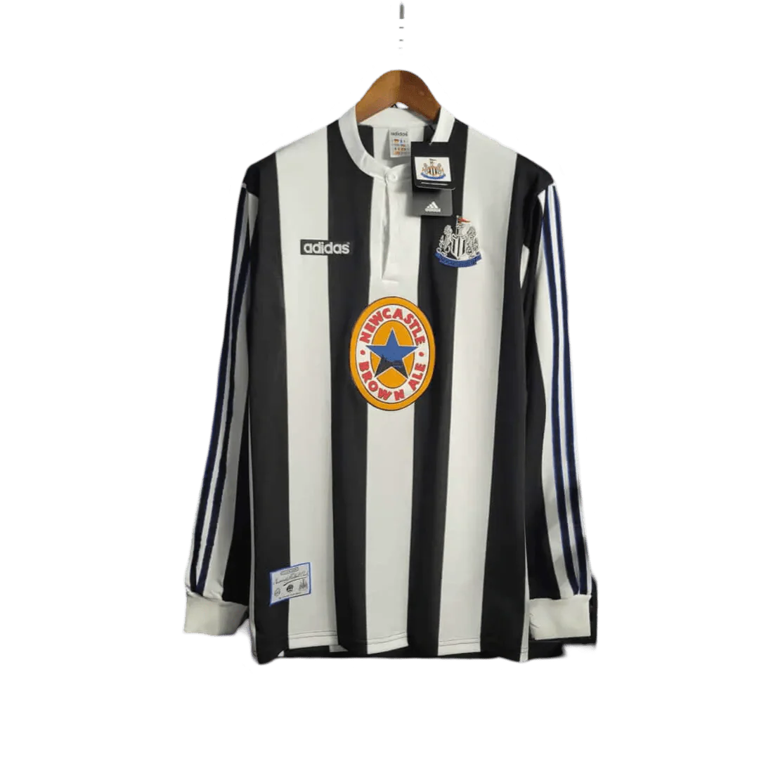https://cdn.shopify.com/s/files/1/0826/7228/8075/files/19951997-newcastle-utd-home-retro-kit-long-sleeve-classickits433-957635.webp?v=1741197833