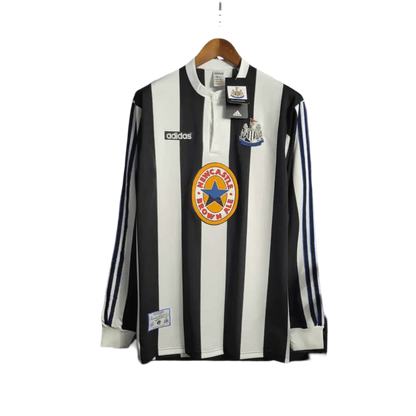 https://cdn.shopify.com/s/files/1/0826/7228/8075/files/19951997-newcastle-utd-home-retro-kit-long-sleeve-classickits433-957635.webp?v=1741197833