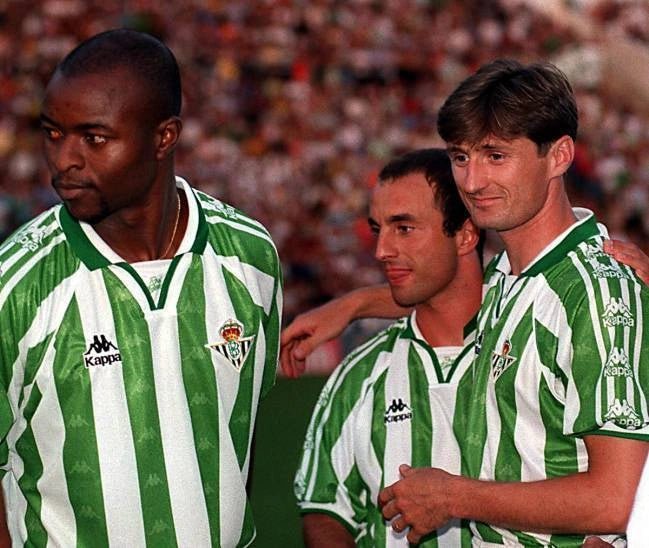 https://cdn.shopify.com/s/files/1/0826/7228/8075/files/19951997-real-betis-home-retro-kit-classickits433-901136.webp?v=1741199140