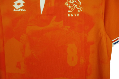 https://cdn.shopify.com/s/files/1/0826/7228/8075/files/1996-netherlands-home-kit-479962.webp?v=1741196943