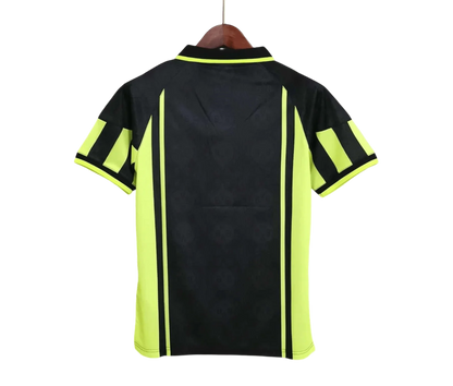 https://cdn.shopify.com/s/files/1/0826/7228/8075/files/19961997-borussia-dortmund-continentale-away-retro-kit-classickits433-335896.webp?v=1741199391