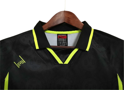 https://cdn.shopify.com/s/files/1/0826/7228/8075/files/19961997-borussia-dortmund-continentale-away-retro-kit-classickits433-925726.webp?v=1741199392