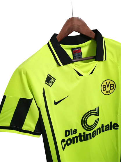https://cdn.shopify.com/s/files/1/0826/7228/8075/files/19961997-borussia-dortmund-continentale-home-retro-kit-classickits433-104949.webp?v=1741199322