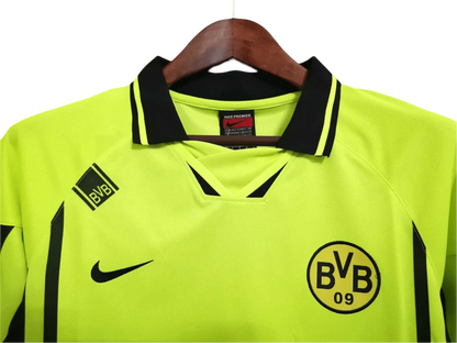 https://cdn.shopify.com/s/files/1/0826/7228/8075/files/19961997-borussia-dortmund-continentale-home-retro-kit-classickits433-186002.webp?v=1741199322
