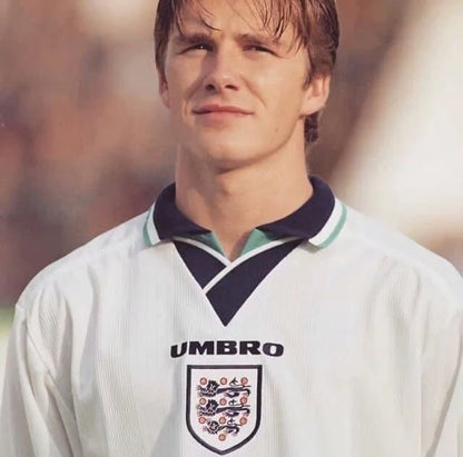 https://cdn.shopify.com/s/files/1/0826/7228/8075/files/19961997-england-home-retro-kit-classickits433-508934.webp?v=1741198515