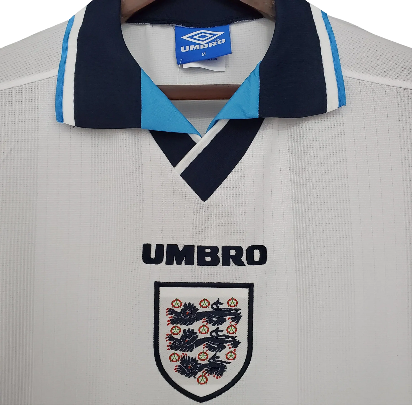https://cdn.shopify.com/s/files/1/0826/7228/8075/files/19961997-england-home-retro-kit-classickits433-647448.webp?v=1741198518