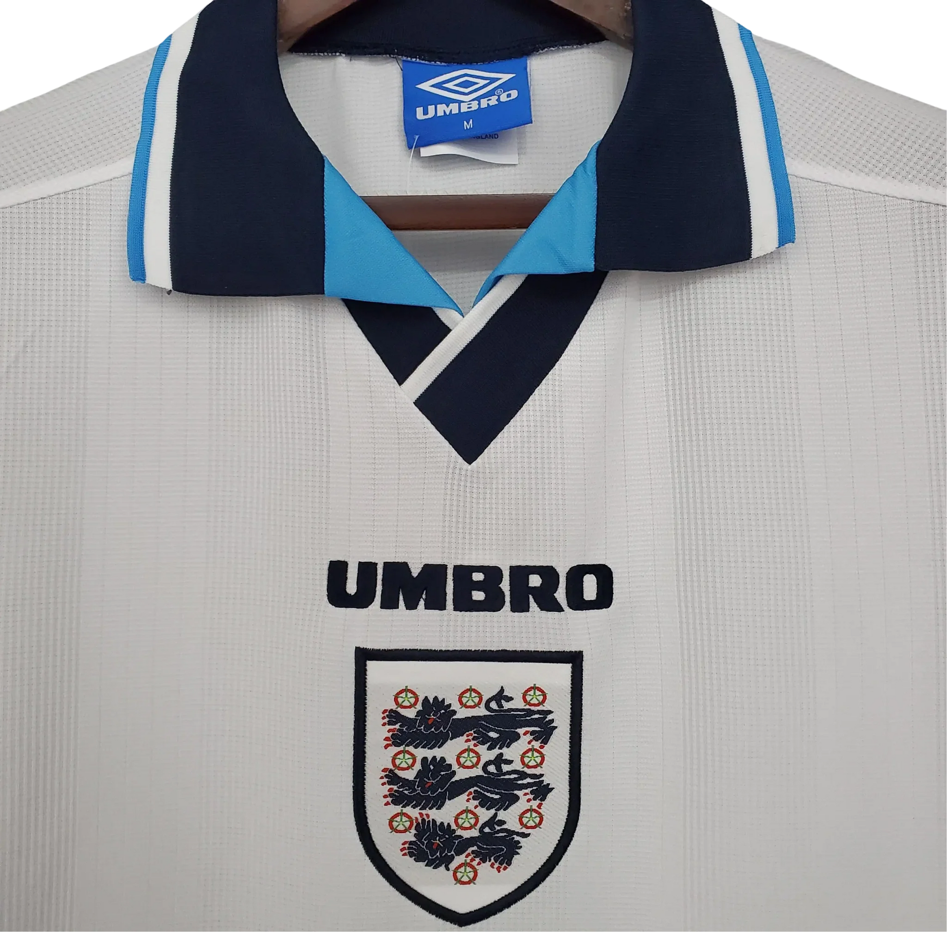 https://cdn.shopify.com/s/files/1/0826/7228/8075/files/19961997-england-home-retro-kit-classickits433-647448.webp?v=1741198518