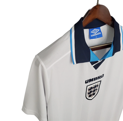 https://cdn.shopify.com/s/files/1/0826/7228/8075/files/19961997-england-home-retro-kit-classickits433-785725.webp?v=1741198518