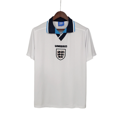 https://cdn.shopify.com/s/files/1/0826/7228/8075/files/19961997-england-home-retro-kit-classickits433-965151.webp?v=1741198518