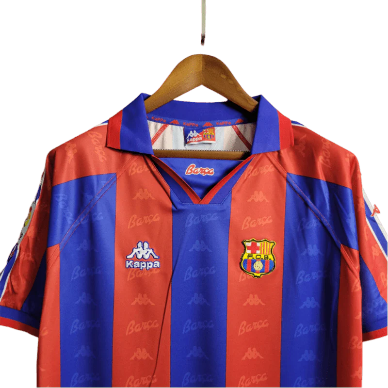 https://cdn.shopify.com/s/files/1/0826/7228/8075/files/19961997-fc-barcelona-home-retro-kit-classickits433-300534.webp?v=1741199032
