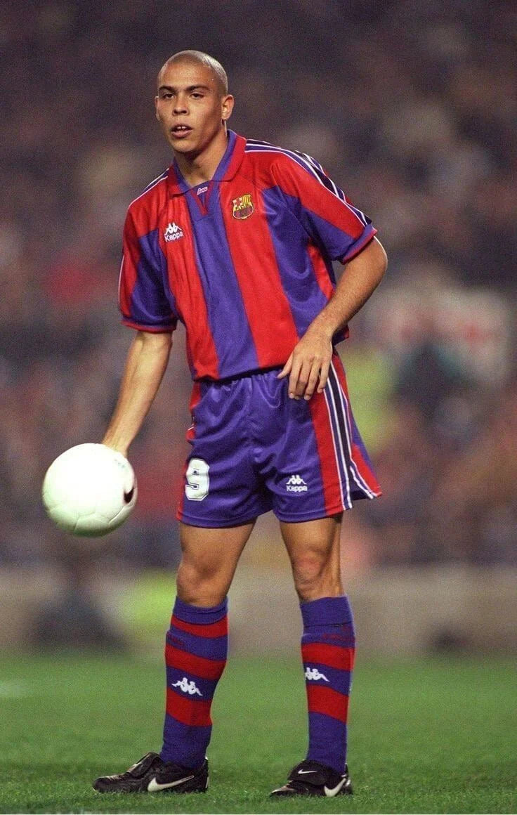 https://cdn.shopify.com/s/files/1/0826/7228/8075/files/19961997-fc-barcelona-home-retro-kit-classickits433-954226.webp?v=1741199032