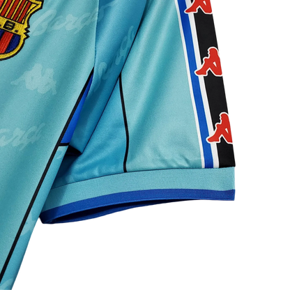 https://cdn.shopify.com/s/files/1/0826/7228/8075/files/19961997-fc-barcelona-turquoise-retro-kit-classickits433-365868.webp?v=1741199025