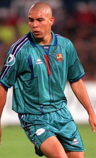 https://cdn.shopify.com/s/files/1/0826/7228/8075/files/19961997-fc-barcelona-turquoise-retro-kit-classickits433-700211.webp?v=1741199022
