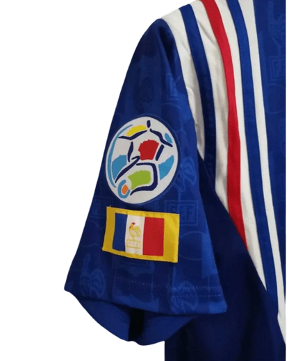 https://cdn.shopify.com/s/files/1/0826/7228/8075/files/19961997-france-home-retro-jersey-953200.webp?v=1741198521