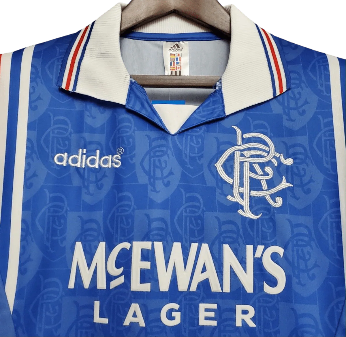https://cdn.shopify.com/s/files/1/0826/7228/8075/files/19961997-glasgow-rangers-mcewans-lager-home-kit-classickits433-265118.webp?v=1741199170